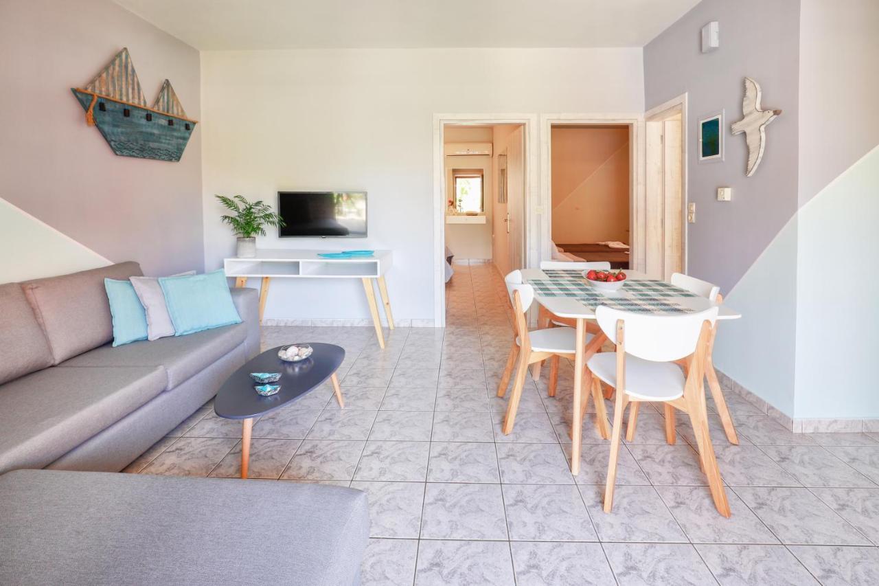 Catherine Blue - 4 Minutes Off The Apartmán Poros (Kefalonia)