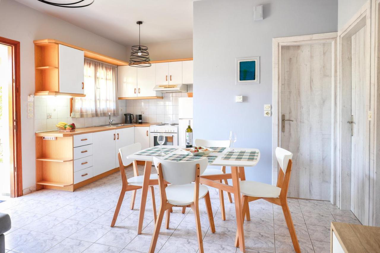 Catherine Blue - 4 Minutes Off The Apartmán